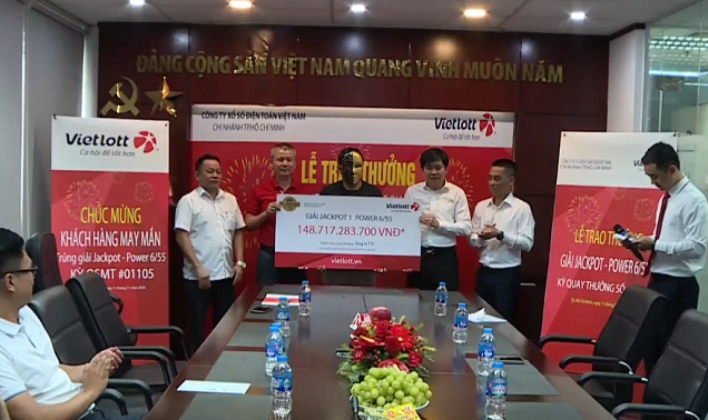 Ông P đeo mặt nạ tại lễ nhận giải Jackpot 1. (Ảnh: NLĐ)