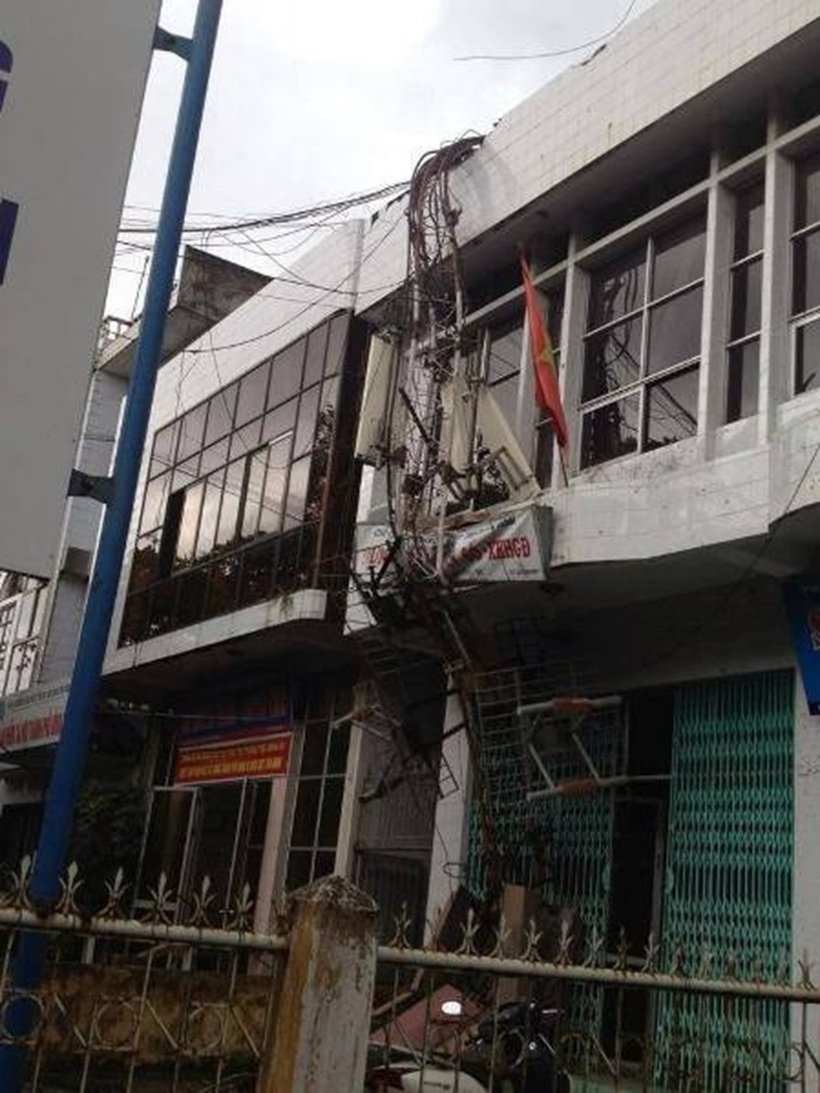 Ăng ten phát thanh truyền hình tại TP Uông Bí (52 m) bị gẫy đổ. Ảnh: Người lao động
