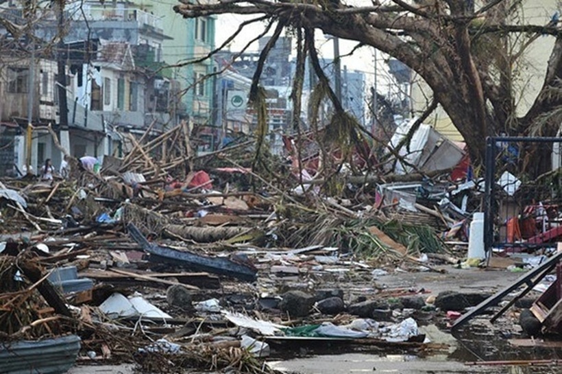 Đường phố tan hoang sau siêu bão ở Philippines. Ảnh: Trocaire.