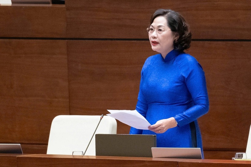 Thống đốc Ngân hàng Nhà nước Việt Nam Nguyễn Thị Hồng trả lời chất vấn. Ảnh: Tuổi Trẻ