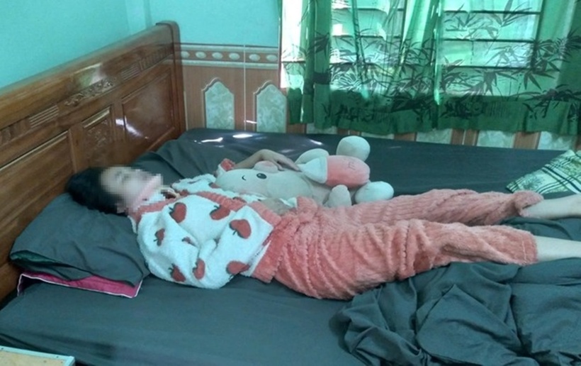 Nữ sinh bị đánh hội đồng gãy đốt sống cổ vẫn chưa bình phục để đi học. (Ảnh: Gia đình nữ sinh)