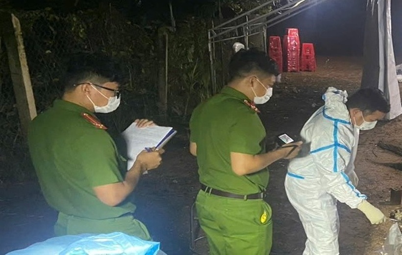 Công an tiến hành khám nghiệm hiện trường. (Ảnh: NLĐ)