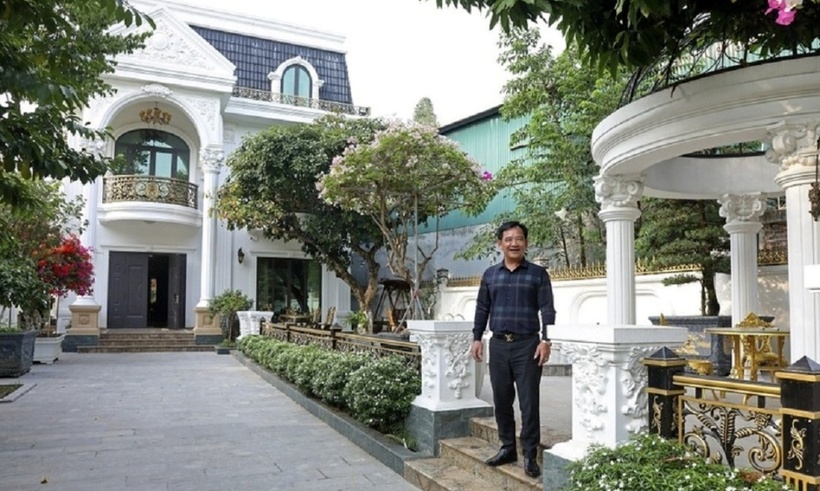 Cơ ngơi này được xây dựng trên mảnh đất Quang Tèo mua từ 18 năm trước với giá chỉ 200 triệu đồng. Biệt thự nhà vườn được xây 2 tầng, có thiết kế như một tòa lâu đài mang phong cách cổ điển châu Âu với những mảng khối được đắp cầu kì và tinh tế.