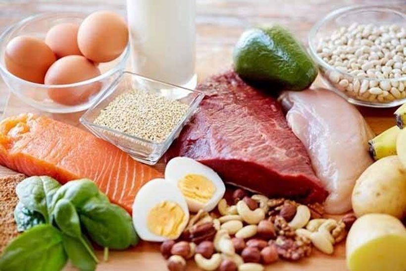 Cá hồi giàu vitamin B6 và axit béo omega-3, có tác dụng giảm viêm và giảm đau đầu.