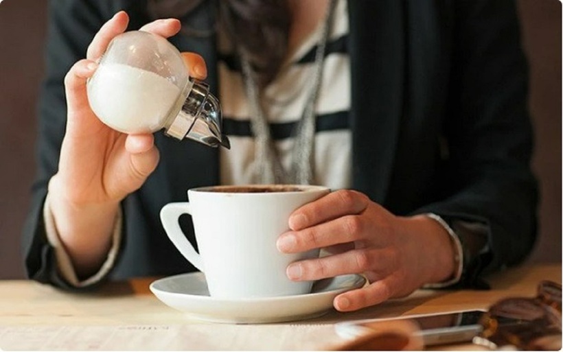 Ăn nhiều đường có thể dẫn đến cảm giác hưng phấn tạm thời, sau đó là mệt mỏi, cáu gắt và thậm chí là trầm cảm.