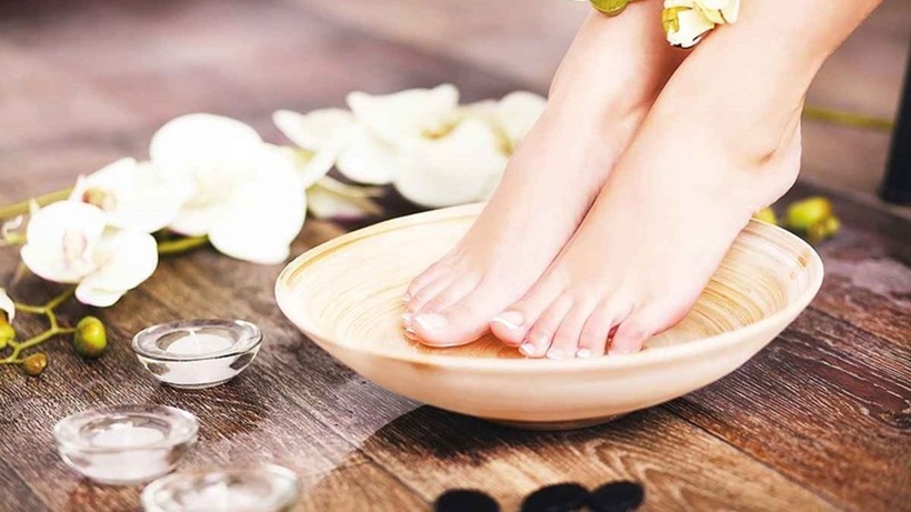 Ngâm chân nước nóng mang lại nhiều lợi ích cho sức khỏe.