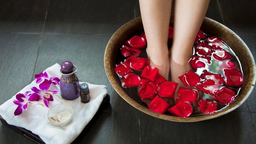 Ngâm chân nước nóng là một phương pháp thư giãn và chăm sóc sức khỏe được nhiều người yêu thích.