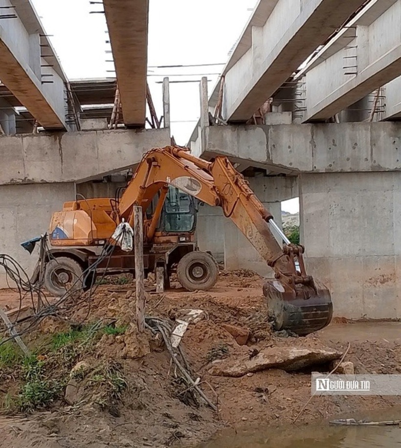Ban quản lý Dự án giao thông tỉnh Bình Định đôn đốc các nhà thầu, đơn vị thi công đẩy nhanh tiến độ.