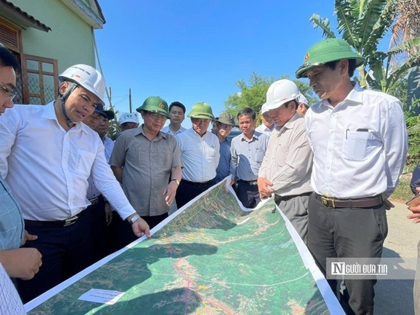 Ông Lưu Nhất Phong (đầu tiên, bên trái ảnh) - Giám đốc Ban quản lý Dự án giao thông tỉnh báo cáo tiến độ các dự án do Ban làm chủ đầu tư với lãnh đạo tỉnh Bình Định.