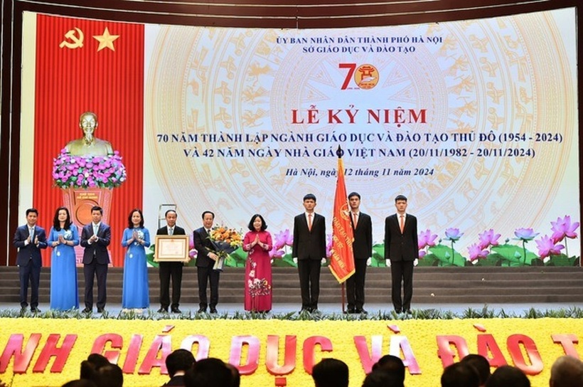 Ngành giáo dục Hà Nội được trao tặng Huân chương Lao động hạng Nhất.