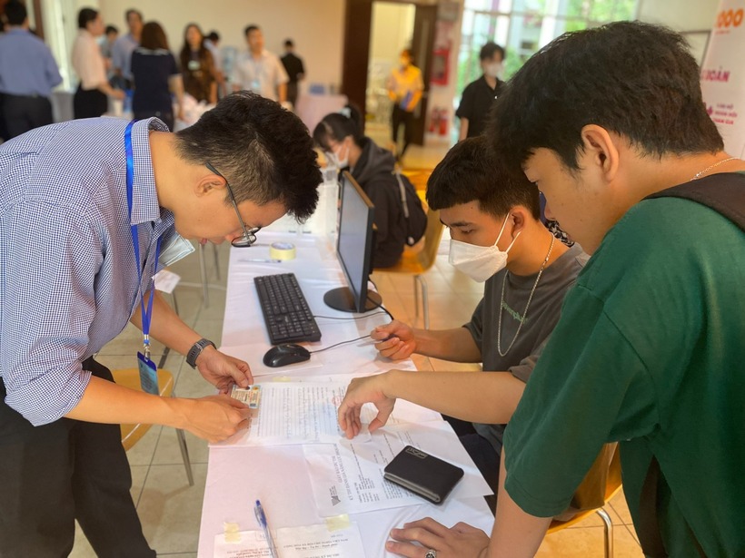 Các thí sinh tham gia kỳ thi đánh giá năng lực do ĐHQG TP.HCM tổ chức. Ảnh: Dân Việt