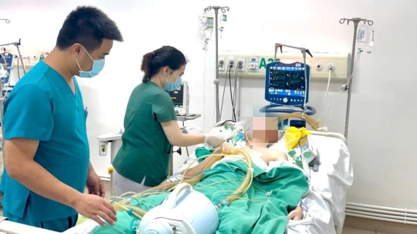 Bác sĩ thăm khám cho nam bệnh nhân. Ảnh: Tạp chí Tri Thức