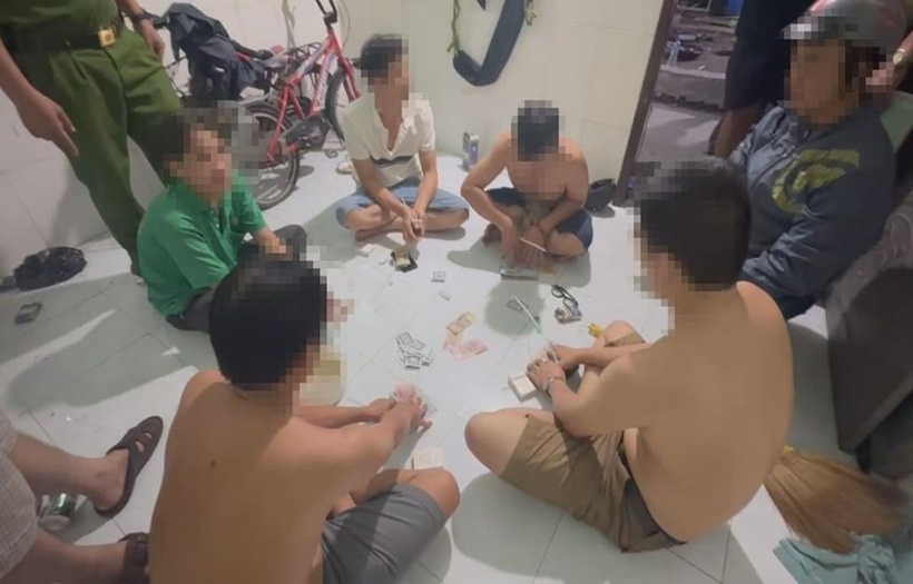 Các đối tượng cùng tang vật lúc mới bị bắt ở Đồng Nai. (Ảnh: Công an)