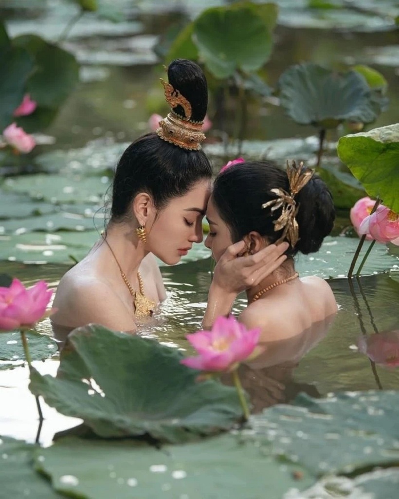 Cảnh hôn gây dậy sóng mạng xã hội giữa Mai Davika và bạn diễn nữ.