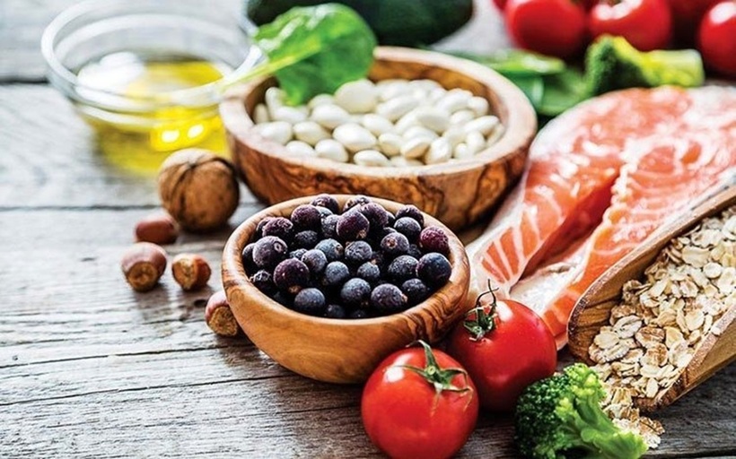 Có thể bổ sung vitamin D thông qua thực phẩm như cá hồi, trứng, sữa,... hoặc tắm nắng vào buổi sáng.