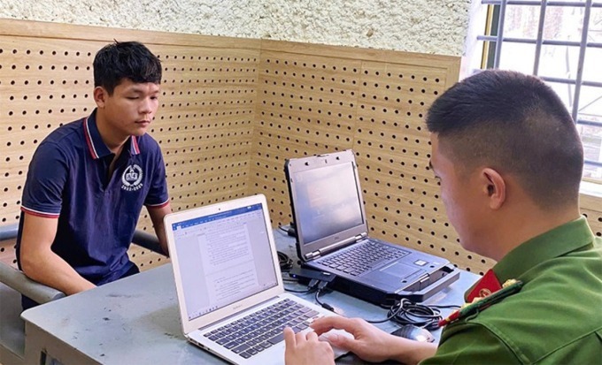 Nghi can Thắng (góc trái) tại cơ quan điều tra. Ảnh: VnExpress