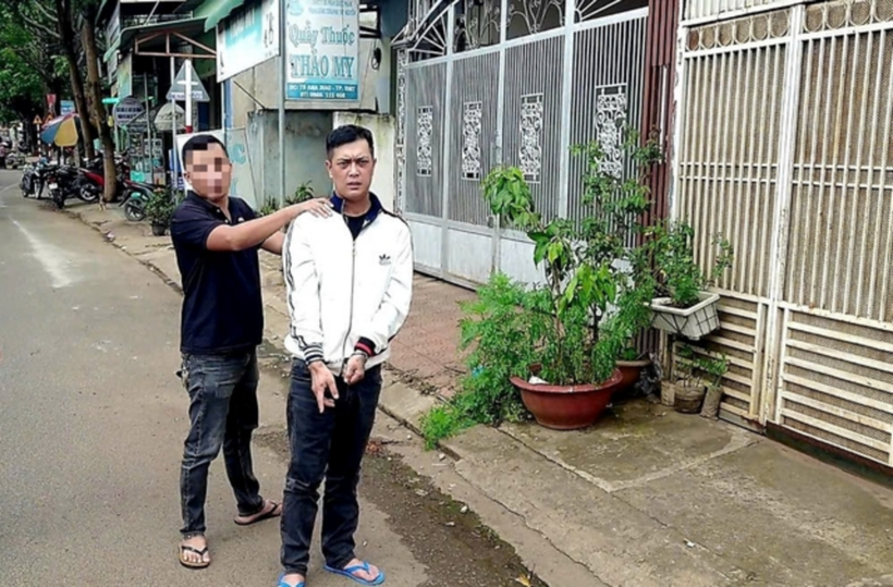 Huỳnh Dương Bảo làm nhiệm vụ cảnh giới. Ảnh: Người Lao Động