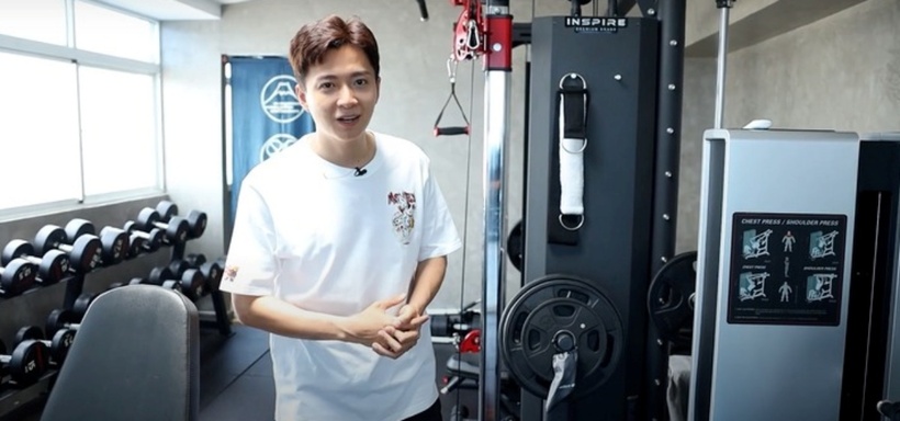 Nam ca sĩ trang bị một số trang thiết bị trong phòng gym để rèn luyện sức khỏe.