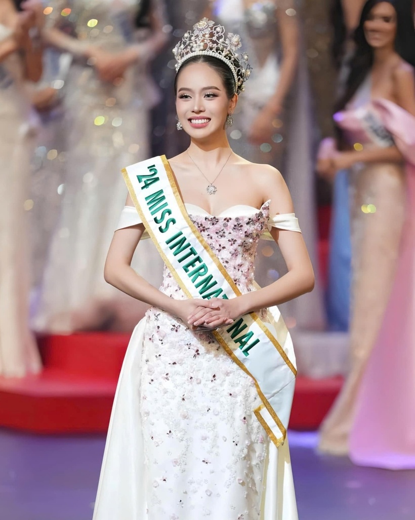 Chung kết Miss International 2024 (Hoa hậu Quốc tế 2024) khép lại với chiến thắng thuộc về đại diện Việt Nam – Hoa hậu Việt Nam 2022 Huỳnh Thị Thanh Thủy. Đáng chú ý, đây là vương miện đầu tiên của thí sinh Việt Nam ở đấu trường nhan sắc danh giá này.