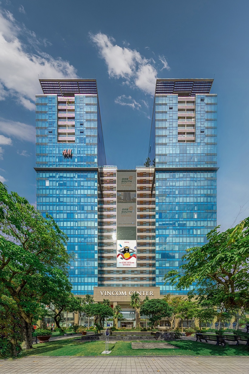 Vincom Center Đồng Khởi - khu tổ hợp Trung tâm thương mại, căn hộ cao cấp lớn nhất Việt Nam thời điểm ra mắt đến nay vẫn là một trong những biểu tượng vượt thời gian của TP. HCM
