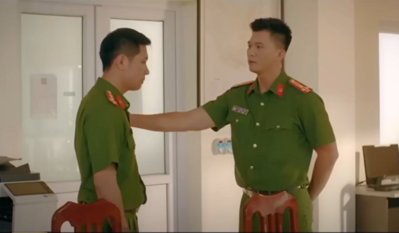 Quốc cho rằng cấp trên đang nghi ngờ Phùng.