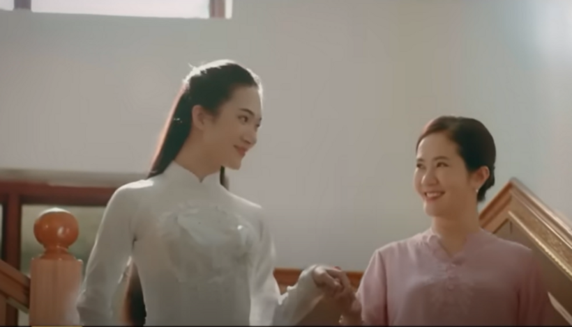 Bà Mộc vui vẻ dắt Tuyết xuống tầng.