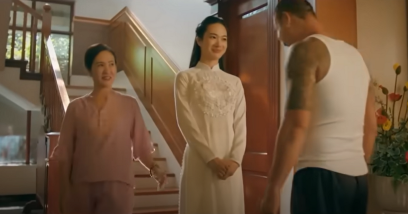 Khương "liều" thích thú khi thấy Tuyết diện áo dài cưới màu trắng.
