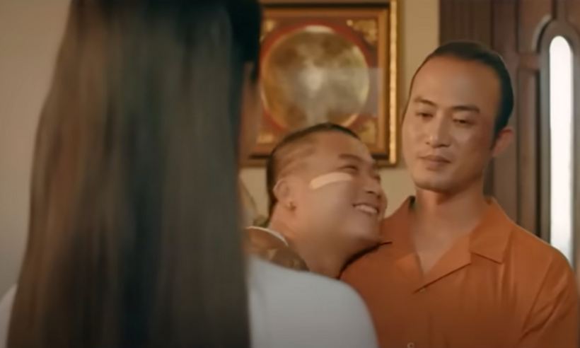 Khương "liều" nhận lời chúc phúc từ Hồng.