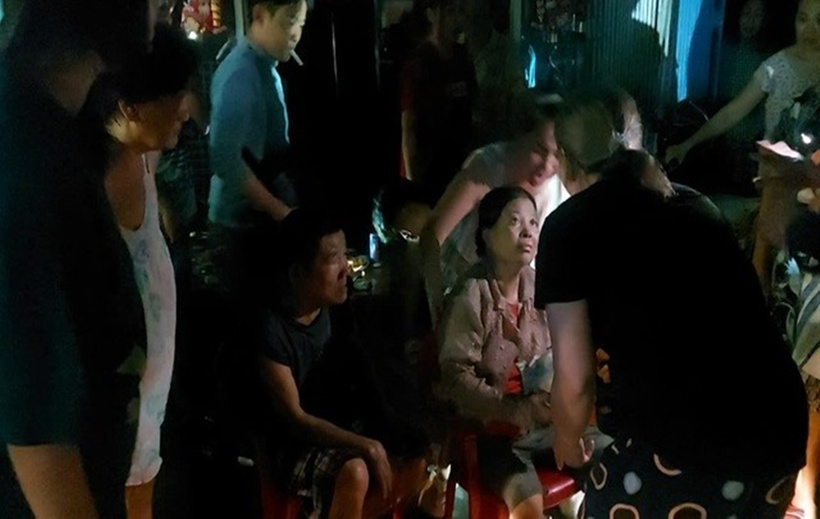 Nhiều người "hoàn hồn" sau vụ cháy. (Ảnh: NLĐ)