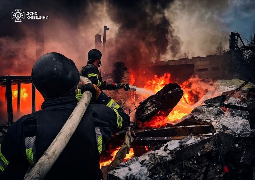 Lính cứu hỏa làm việc tại địa điểm một khu công nghiệp bị tấn công bằng tên lửa của Nga, trở khu vực Kiev, ngày 13/11. Ảnh: Cục Tình trạng Khẩn cấp Nhà nước Ukraine tại khu vực Kiev