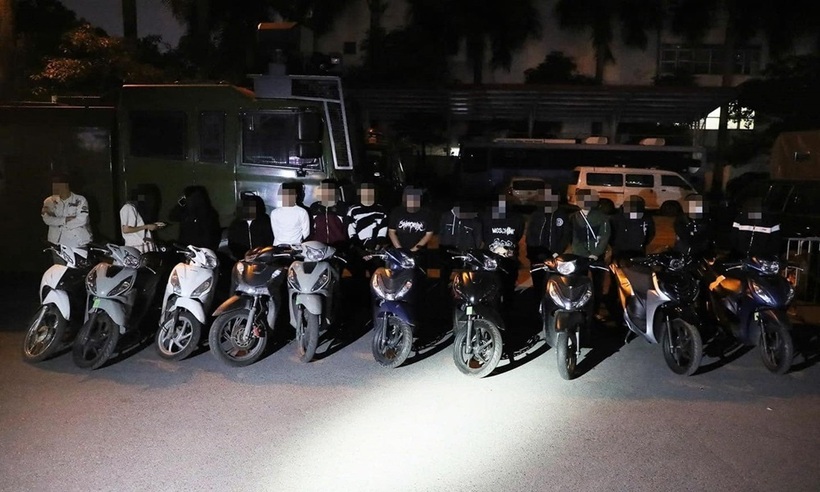 Các đối tượng thanh thiếu niên điều khiển mô tô, xe máy “đầu trần”, lạng lách đánh võng kịp thời bị ngăn chặn.