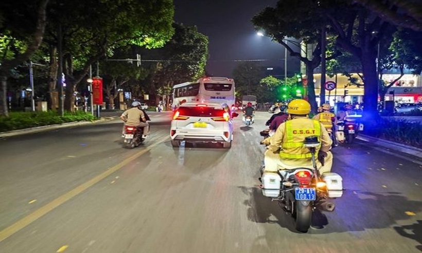 Lực lượng chức năng bố trí tuần tra phát hiện các đối tượng tụ tập lại thành các nhóm, phóng nhanh, vượt ẩu gây mất an toàn giao thông.