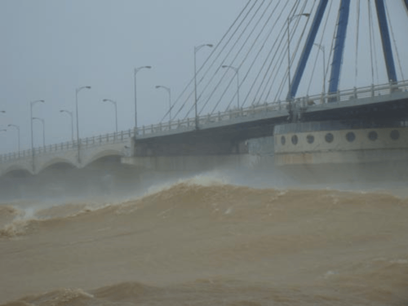 Nước sông Hàn (TP Đà Nẵng) hung hãn dâng cao