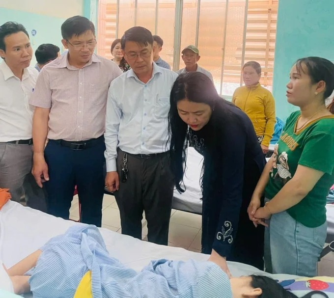 Lãnh đạo huyện Hàm Thuận Nam (tỉnh Bình Thuận) thăm hỏi, động viên em học sinh bị bạn đánh. (Ảnh: SGGP)