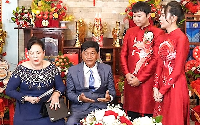 Vợ Phó Chủ tịch UBND huyện Giang Thành nói tặng 600 công đất cho con gái tại đám cưới giữa tháng 10 vừa qua. (Ảnh: Cắt từ clip)
