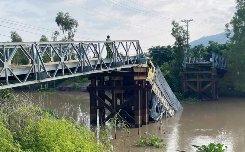 Toàn bộ chiếc xe tải bị rơi xuống kênh T6. Ảnh: VietNamNet