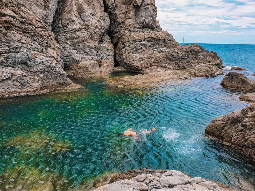 Nếu là một tín đồ xê dịch yêu thích bơi lội, ngắm san hô, tảo biển, Mũi Nghê chính là lựa chọn lý tưởng cho bạn khám phá những điều kỳ thú dưới đáy đại dương.