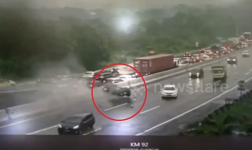 Vụ tai nạn liên hoàn khiến 30 người thương vong. Ảnh cắt từ clip