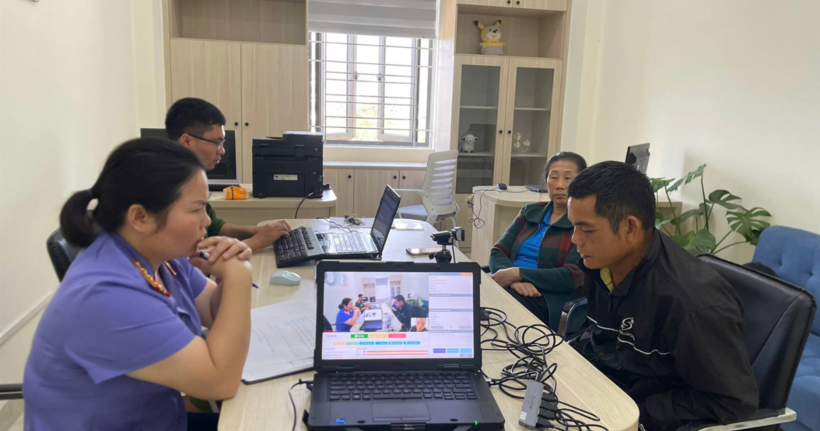 Kiểm sát viên tham gia lấy lời khai Lò Văn Chun. (Ảnh: VKSND tỉnh Hà Giang)