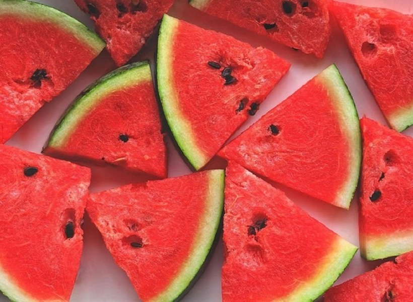 Dưa hấu chứa đến 92% là nước, là nguồn cung cấp vitamin A, vitamin C, kali, magie và các chất chống oxy hóa dồi dào.