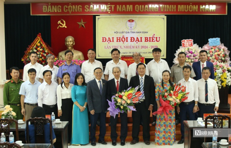 TS. Nguyễn Văn Quyền tặng hoa BCH khóa X, nhiệm kỳ 2024-2029.