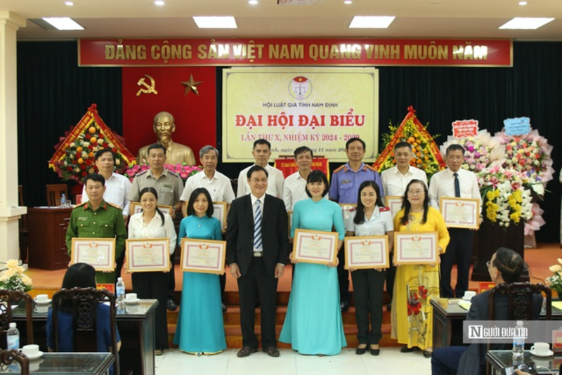 Luật gia Vũ Xuân Trường - Chủ tịch Hội Luật gia tỉnh Nam Định khóa IX trao bằng khen cho các cá nhân, tập thể có thành tích xuất sắc trong nhiệm kỳ.