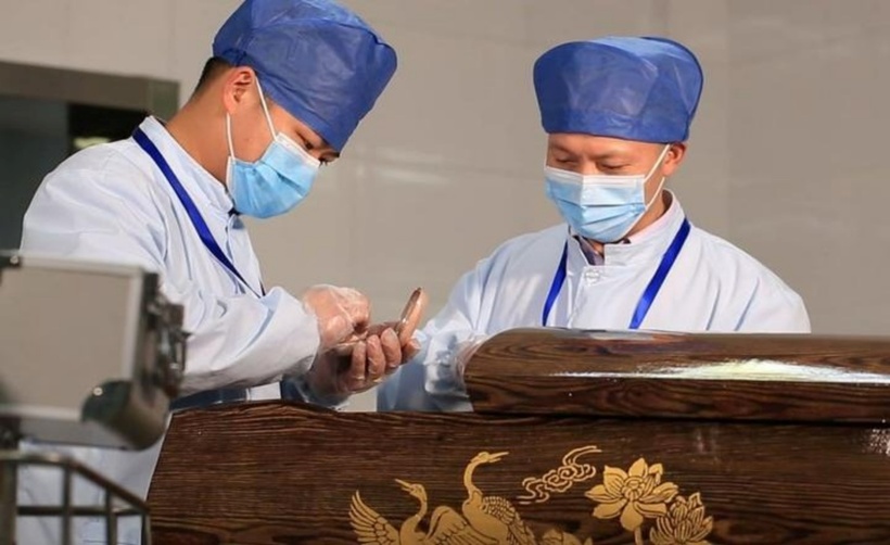 Nhân viên trang điểm thi thể tại nhà tang lễ Hàng Châu (tỉnh Chiết Giang).