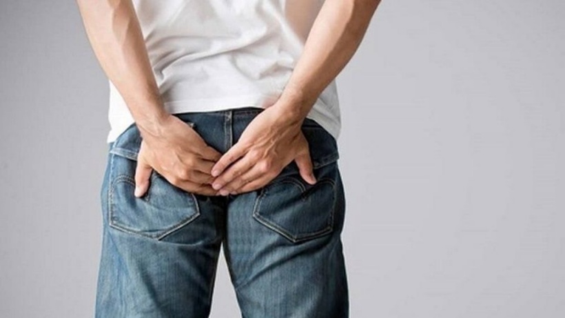Nam thanh niên 27 tuổi cầu cứu bác sĩ sau khi tự đắp thuốc điều trị bệnh trĩ. Ảnh minh họa.