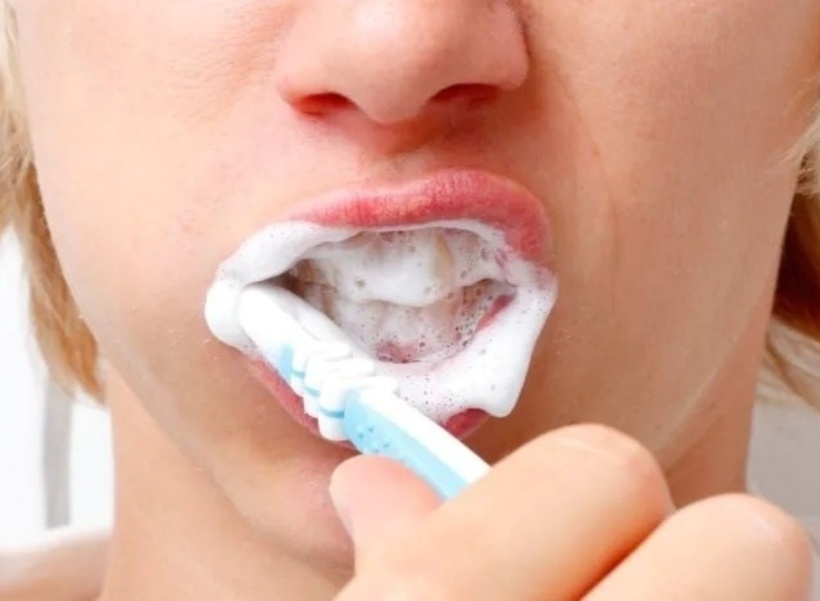 Nên chọn loại bàn chải có lông mềm, đầu nhỏ để dễ dàng len lỏi vào mọi ngóc ngách trong khoang miệng. Ảnh minh họa.