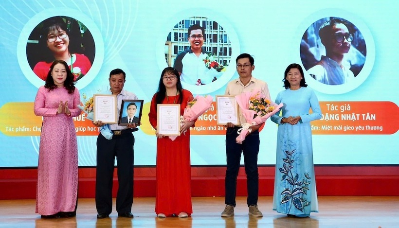 Khoảnh khắc người cha (thứ 2 từ trái) ôm di ảnh con trai nhận giải thưởng viết về người thầy nhân ngày 20/11. Ảnh: VietNamnet
