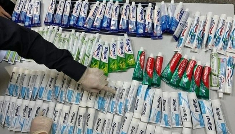 Cơ quan chức năng phát hiện bốn nữ tiếp viên hàng không vận chuyển trái phép hơn 11kg ma túy được cất giấu trong 157 tuýp kem đánh răng. Ảnh: Báo Dân trí.