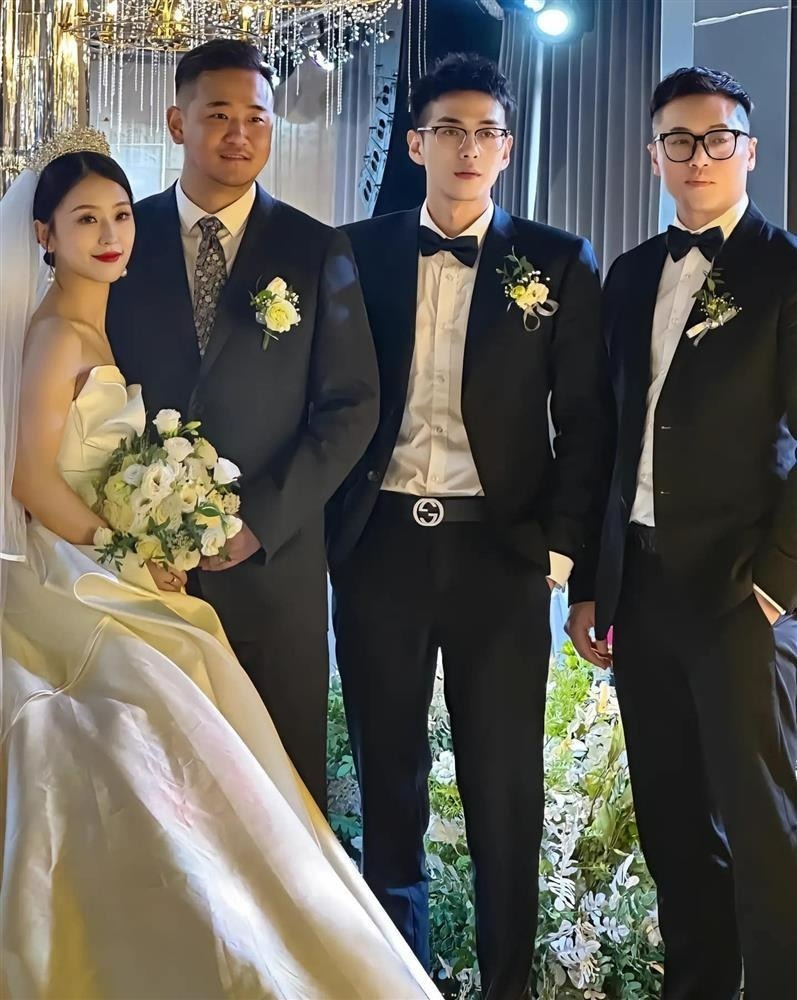 Ngoại hình "nổi bần bật" của phù rể khiến chú rể thật sự đã bị "lép vế" khi đứng check-in cùng. Ảnh: Vietnamnet.