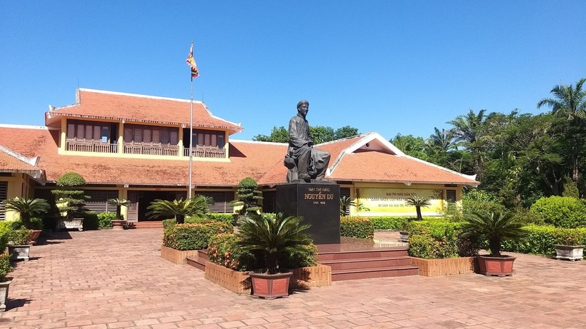 Khu di tích Nguyễn Du trở thành địa điểm du lịch về văn hóa - lịch sử thu hút đông đảo du khách trong và ngoài nước.