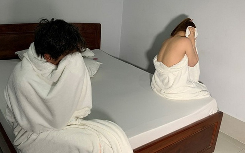 Đôi nam nữ bị bắt quả tang mua bán dâm. Ảnh minh họa
